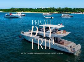 Private Yacht Bali to Nusa Penida，位于Ujung的船屋