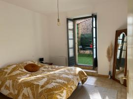 T2 cosy avec espace extérieur，位于莱齐尼昂科尔比埃的酒店