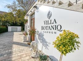 Villa Botaniq，位于索普隆的带泳池的酒店