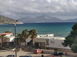 Seaside Bliss in Varkiza - Dreamy Balcony with Stunning Sea Views，位于瓦尔基扎的酒店