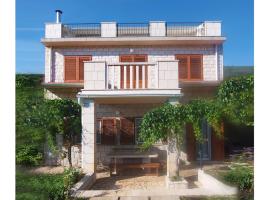 Villa near the river - mountain and vineyard views，位于Blato na Cetini的酒店