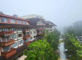 Unit 551,Privately Owned, Superior Room At the Forest Lodge Camp John Hay, Mountain View, 2 Double Beds，位于碧瑶的木屋