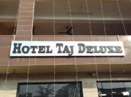 HOTEL TAJ DELUXE, Agra，位于阿格拉Agra Airport - AGR附近的酒店