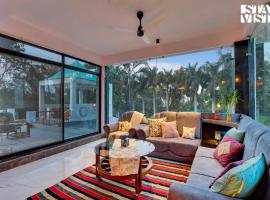 StayVista's Palm Perle Villa - Pet-Friendly Retreat with Terrace, Lawn & Pool Table，位于博帕尔的乡村别墅