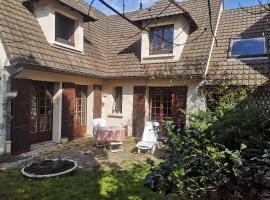 Pretty house with garden at Chatillon center //near porte de versailles，位于沙蒂永的酒店