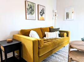 Bohemian Tiny Home - Walk to Starbucks，位于Taylors的酒店