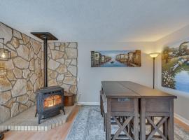 Cozy Nampa Escape with Fireplace and Smart TV!，位于楠帕的酒店