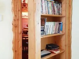 DMG - 'Funky First Floor' Unique Mountain Apartment