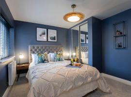 Elliot Oliver - Exquisite Two Bedroom Apartment With Garden, Parking & EV Charger，位于切尔滕纳姆的公寓