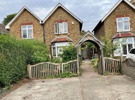Inviting 4-Bed House near Heathrow with fireplace，位于埃格姆的酒店