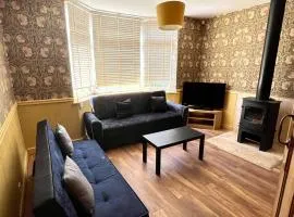 Inviting 4-Bed House near Heathrow w Fireplace