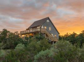 Seaside Serenity Awaits! Luxe Beach Retreat with Hot Tub，位于Salvo的酒店