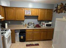 Guest House 3 BEDROOM 2 Bathrooms 5 MINS TO EWR NEWARK AIRPORT 4 MINS TO PENN STATION，位于纽瓦克的酒店