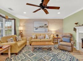 North Tybee Beach Home, Near the Beach, Restaurants, Shops and More! Heated Pool Access，位于泰比岛的酒店