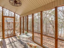 Lakefront Arkansas Home with Deck, Grill and Cornhole!，位于Fairfield Bay的酒店