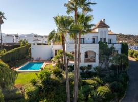 Private luxury 5 bedroom villa Benahavís near Marbella，位于埃斯特波纳的酒店