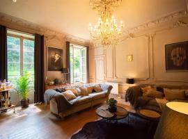 Historic manoir in Vire Normandy elegance in a semi-rural setting ideal for groups and families，位于维尔的酒店
