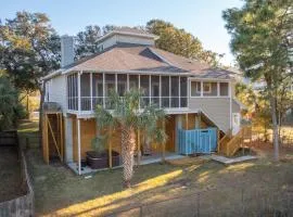 Marsh views, Pet friendly, 400 ft from beach, Screen porch, Hot tub, Walk to shops & restaurants