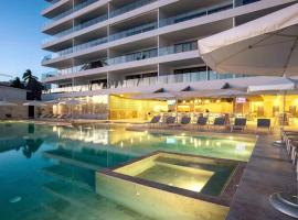 4 Bedroom, Beach Front Flat Bucerias - Vallarta，位于布塞里亚斯的酒店