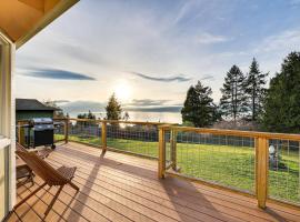 Port Townsend Escape with Deck, Bay and Mountain Views，位于汤森港的酒店