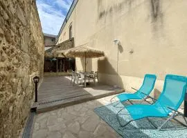 Junglissime - By BEST KEYS - Déco Jungle & Grand Patio Privé - 1 chambre séparée & 1 canapé convertible - Centre Ville - Smart TV - Machine à Café Nespresso - WiFi Fibre - Check-in Autonome - Parking Facile & Gratuit