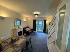 Comfy 2 bedroom house, newly refurbished, self catering, free parking, walking distance to Cheltenham town centre，位于切尔滕纳姆的酒店