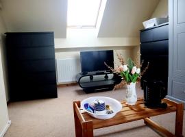 Ensuite spare room in family home Dudley，位于Sedgley的酒店