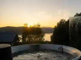 Woodland Bay Retreat-Hot tub,Sauna and Bayview Retreat
