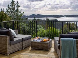 The Retreat - Luxury Hillside villa at Te Ngaere Bay，位于Kaeo的酒店