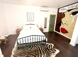 Immaculate 1 BR 1 BTH Pullout Couch Art DECO Inspired，位于费城的酒店