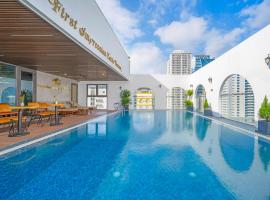 Golden Lotus Hotel Da Nang - Rooftop Bar Sea View，位于岘港的酒店