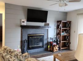 Mt Snow Condo with Pool Mountain Views Half Mile to Mtn，位于Dover的酒店