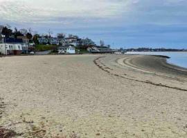 Cozy Weymouth cottage, walk to beach，位于韦茅斯的酒店