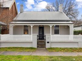 Wattledale Goulburn Settlers Cottage Old but New，位于古尔本的酒店