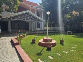 Luxurious Villa @ Trivandrum，位于特里凡得琅的带按摩浴缸的酒店