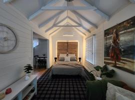 Daylesford - Frog Hollow Estate -THE COTTAGE - enjoy a relaxing and romantic night away in our gorgeous little one Bedroom ROMANTIC COTTAGE under the apple tree with water views，位于戴尔斯福特的乡间豪华旅馆