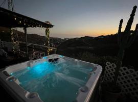 Casa Rural Málaga Monkey Love con jacuzzi，位于Iznate的酒店