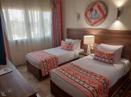 Azal Lagoons Resort Abu Simbel，位于阿布辛贝的带泳池的酒店