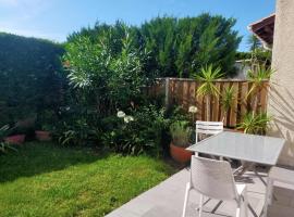 House with garden in Biarritz - quiet area，位于比亚里茨的乡村别墅