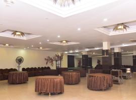 VEENA REGENCY，位于Chās的酒店