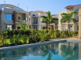 Entire 4 Bedroom villa for 8 with pool & gym