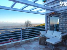 Alpine Haven with Viewing Deck at Mukteshwar Nainital by StayVista，位于拉姆格尔的酒店