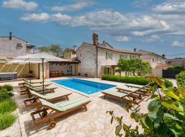 Villa Katja near Pula with whirlpool only 3 km from the beach，位于卡尼卡的酒店