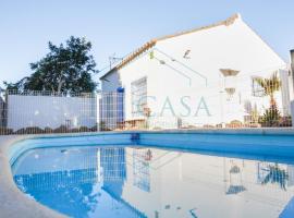 La Rana, apartamentos en urbanización con piscina comunitaria，位于奇克拉纳－德拉弗龙特拉的酒店