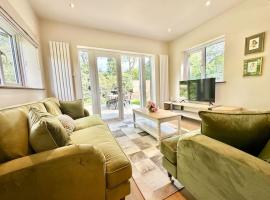 Greenacre Lodge - cosy, dog-friendly rural home with private garden，位于Redgrave的酒店