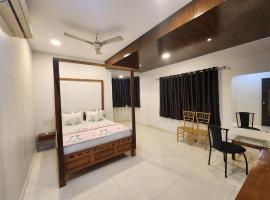 Kuber hotel，位于Valsad的酒店