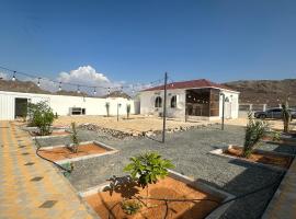 Cozy Mountain House Near Hatta，位于Sinādil的带停车场的酒店