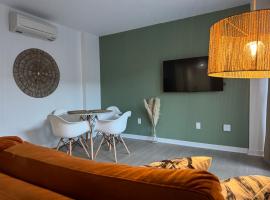 Beautiful and cozy new condo in downtown，位于蒙特利尔的酒店