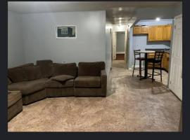 Room in a Beach House with King Size bed in a landlord hosted three bedroom apartment，位于Edgemere的酒店