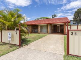 Comfortable lowset family home only minutes from the water! Tarooki St, Bellara，位于贝尔拉拉的酒店